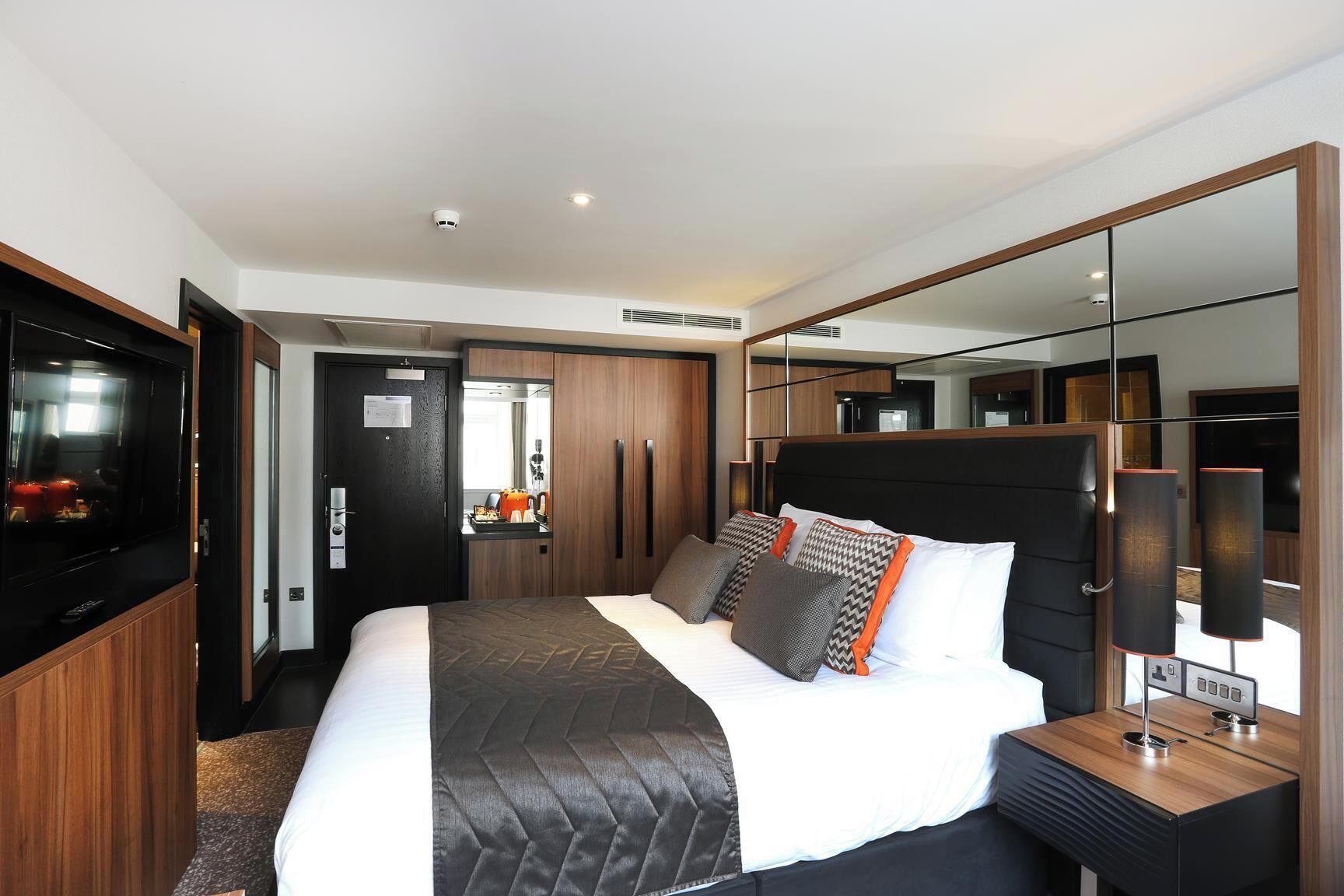 Premium Room, 1 King Bed | Premium bedding, free minibar, in-room safe, desk