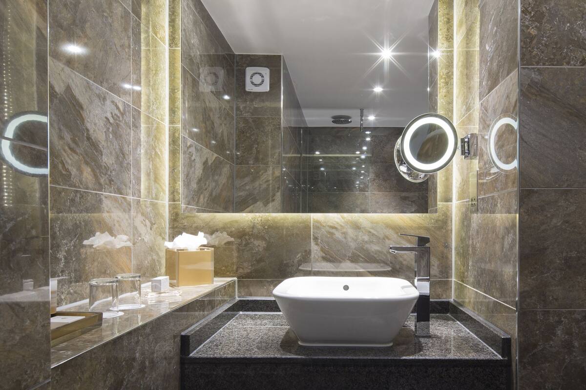 suite, 1 bedroom | bathroom | combined shower/bathtub, free toiletries, hair dryer, bathrobes