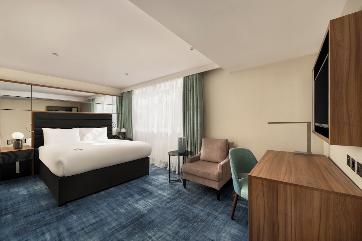 Seprai premium, minibar gratis, brankas, dan meja kerja