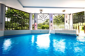 Kolam renang indoor