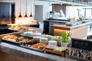 每日供应自助式早餐（每人 GBP 18.95）