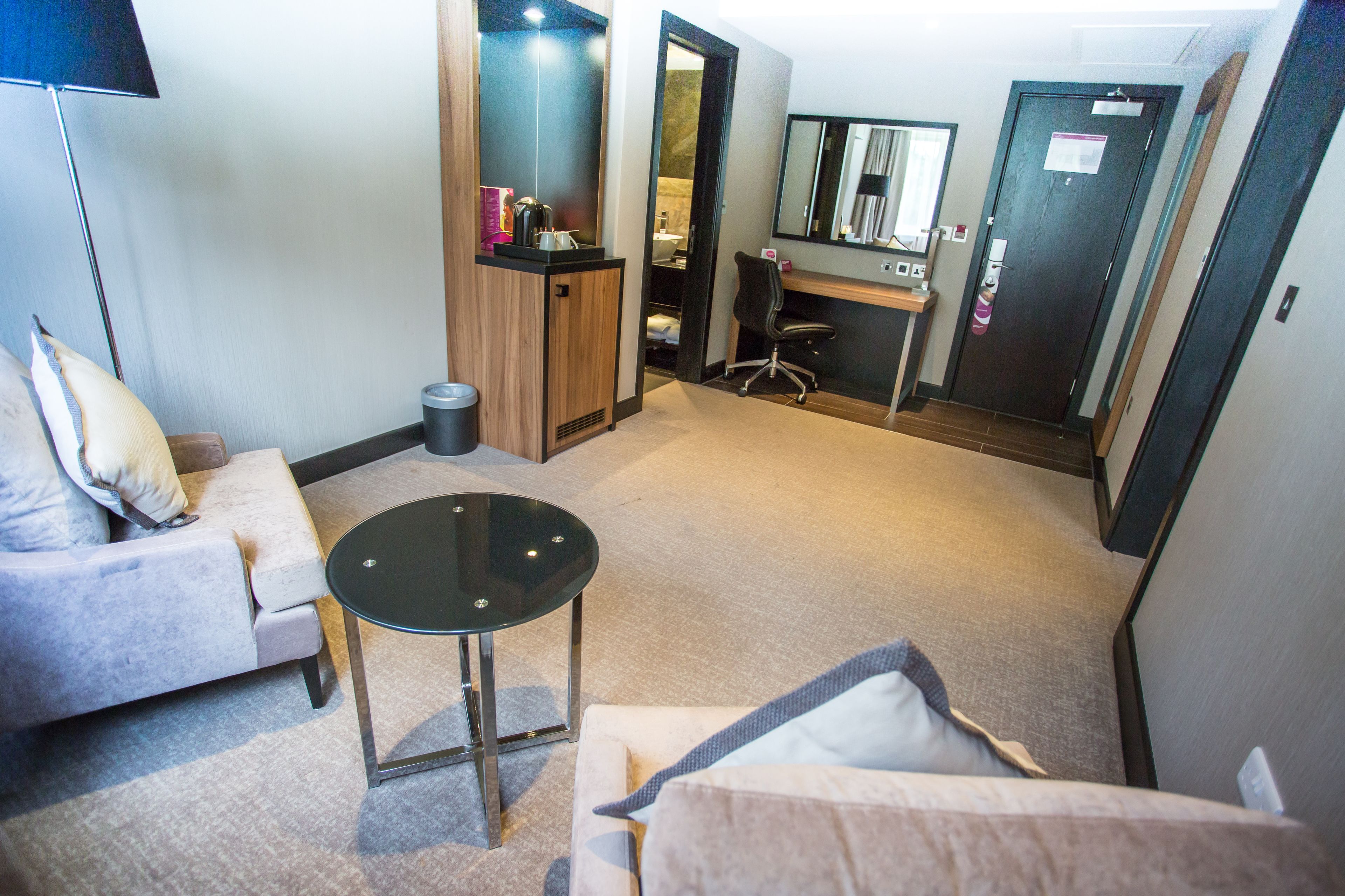 suite, 1 bedroom | living area | flat-screen tv
