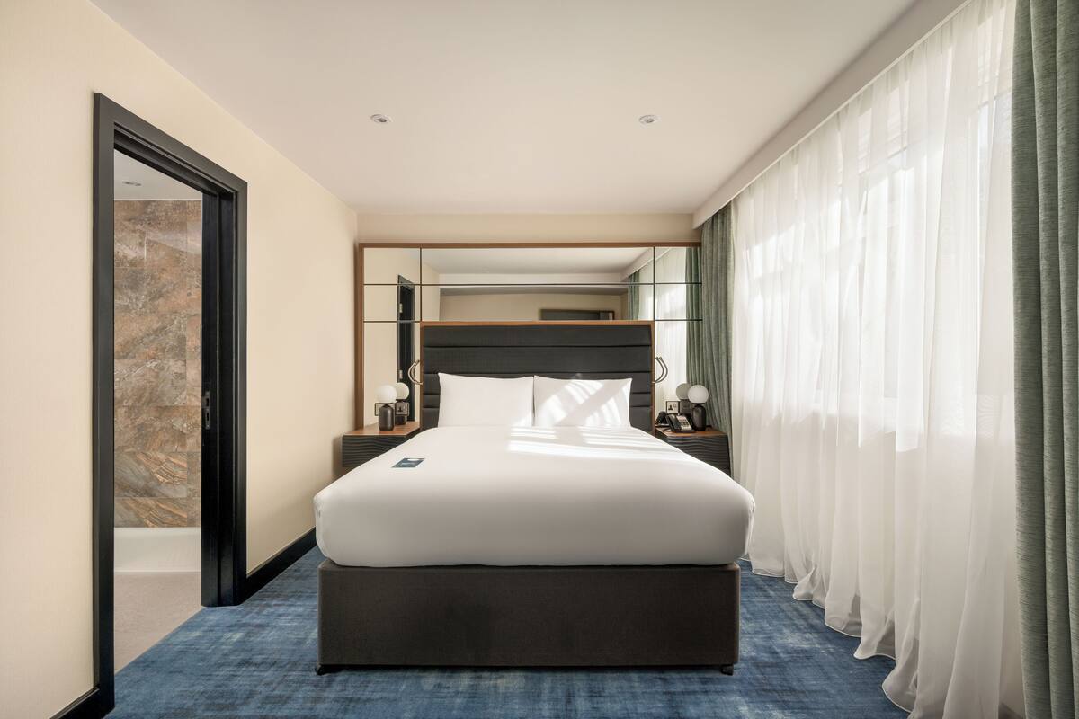 Premium bedding, free minibar, in-room safe, desk