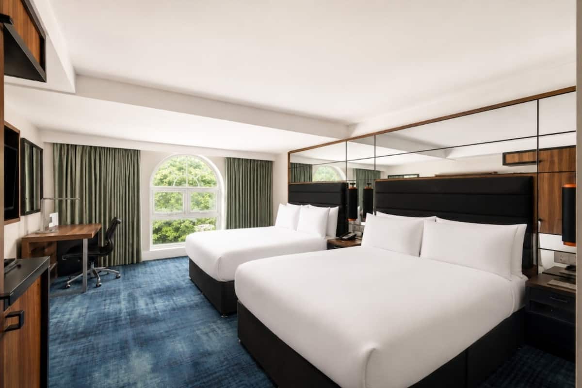 Habitación estándar, 2 camas dobles | Ropa de cama de alta calidad y minibar con artículos gratuitos