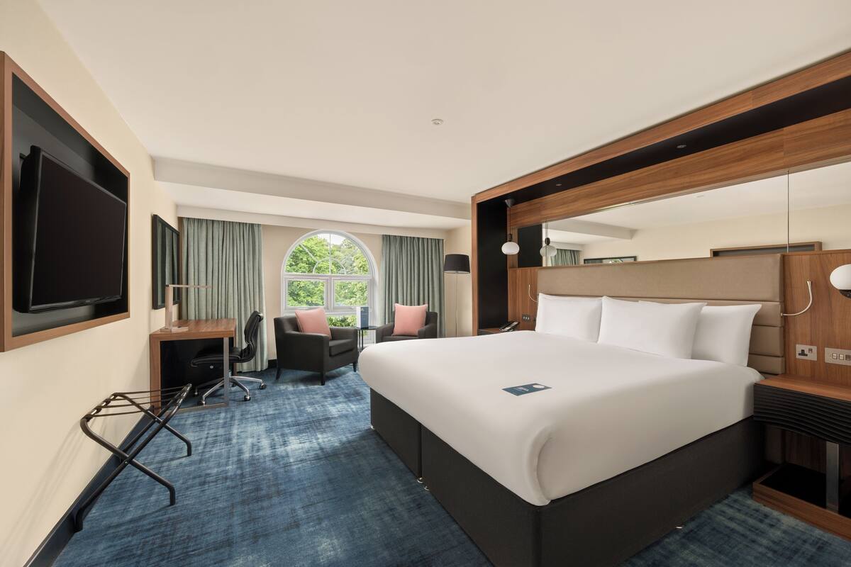 Premium bedding, free minibar, in-room safe, desk