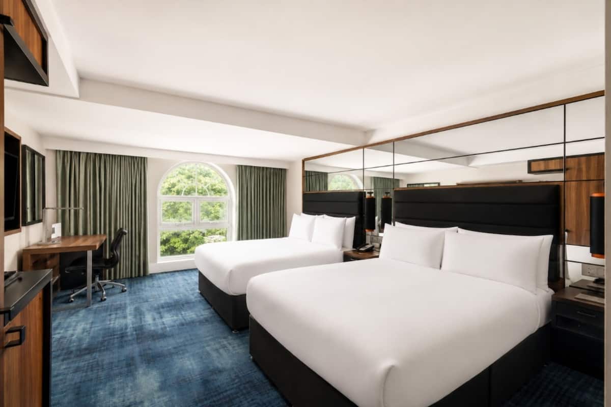 Habitación estándar, 2 camas matrimoniales | Ropa de cama de alta calidad y artículos del minibar gratis