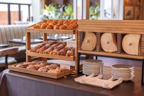 Buffet déjeuner servi tous les jours en supplément