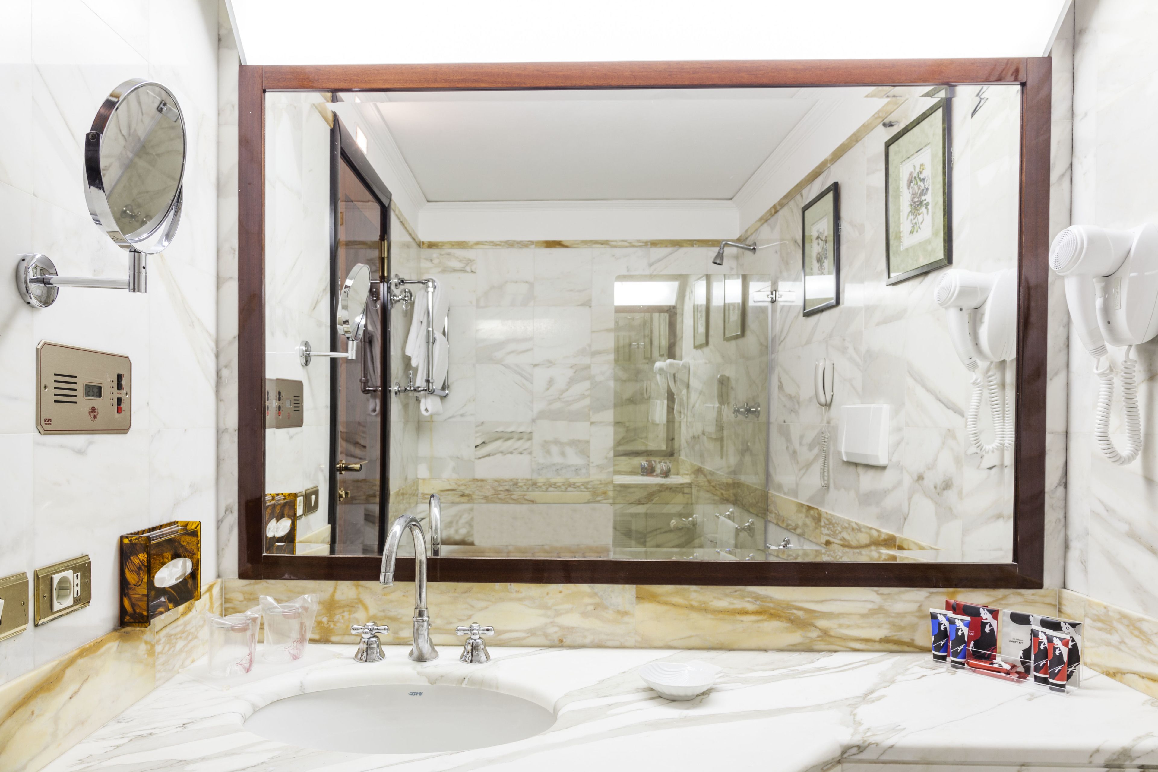 deluxe double room | bathroom | free toiletries, hair dryer, bidet, towels