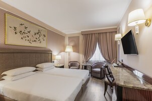 Classic Twin Room | Area soggiorno | TV LCD 26 pollici con canali satellitari, TV