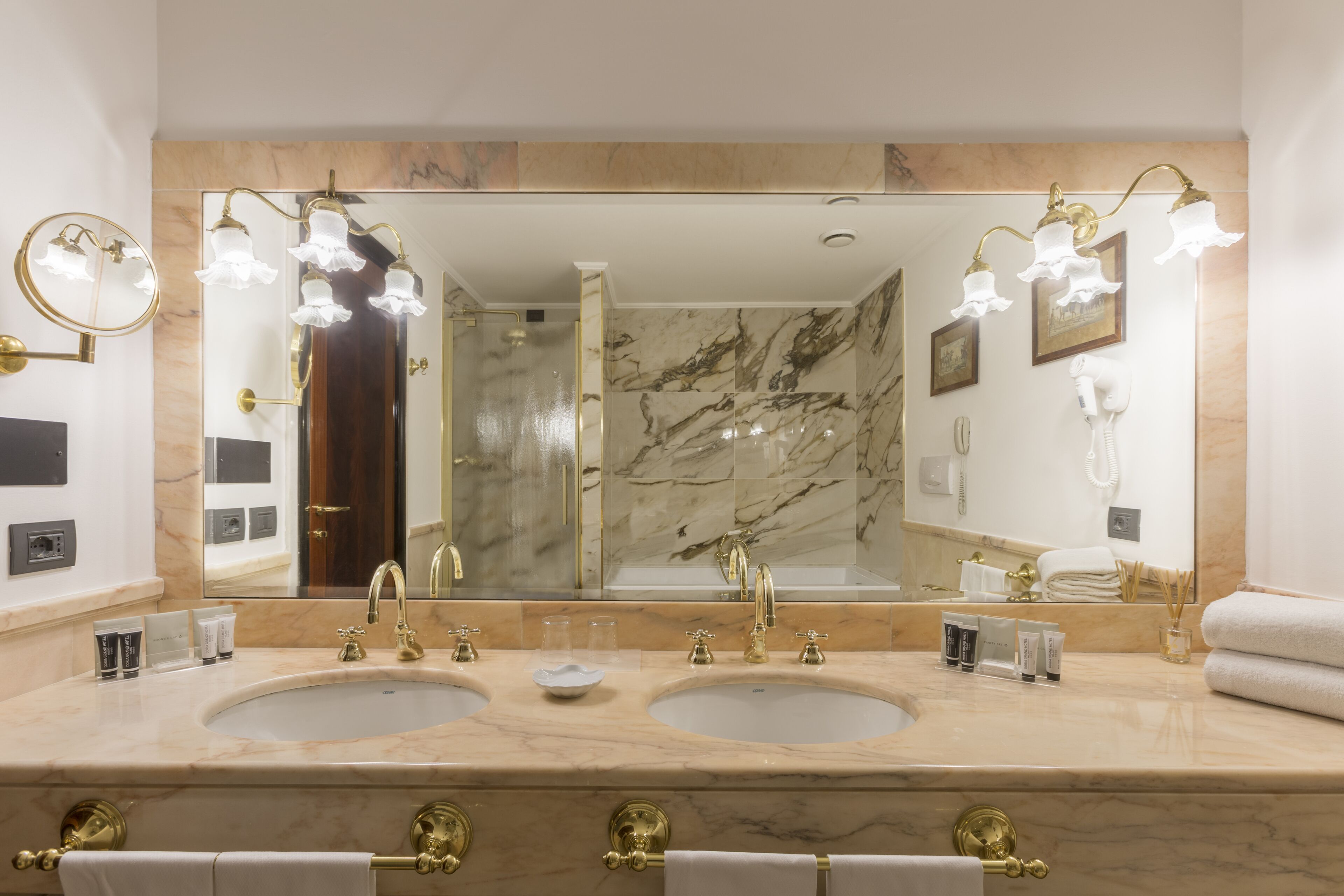 junior suite | bathroom | free toiletries, hair dryer, bidet, towels