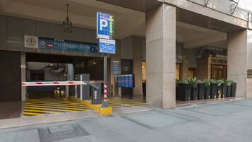 Parcheggio non assistito (EUR 30 a notte)