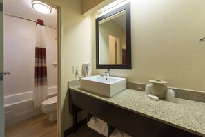 Combined shower/tub, free toiletries, towels, soap - Red Roof Inn PLUS+ University at Buffalo - Amherst (Buffalo)