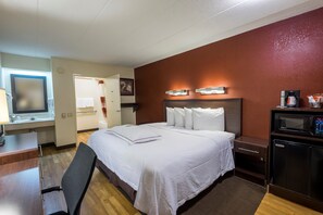 Chambre Prestige, 1 très grand lit (Upgraded Bedding & Snack, Smoke Free) | Rideaux d’obscurcissement, fer et planche à repasser