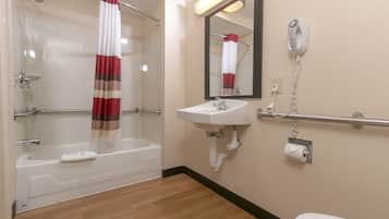 Combined shower/bathtub, free toiletries, towels, soap