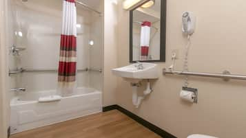 Combined shower/tub, free toiletries, towels