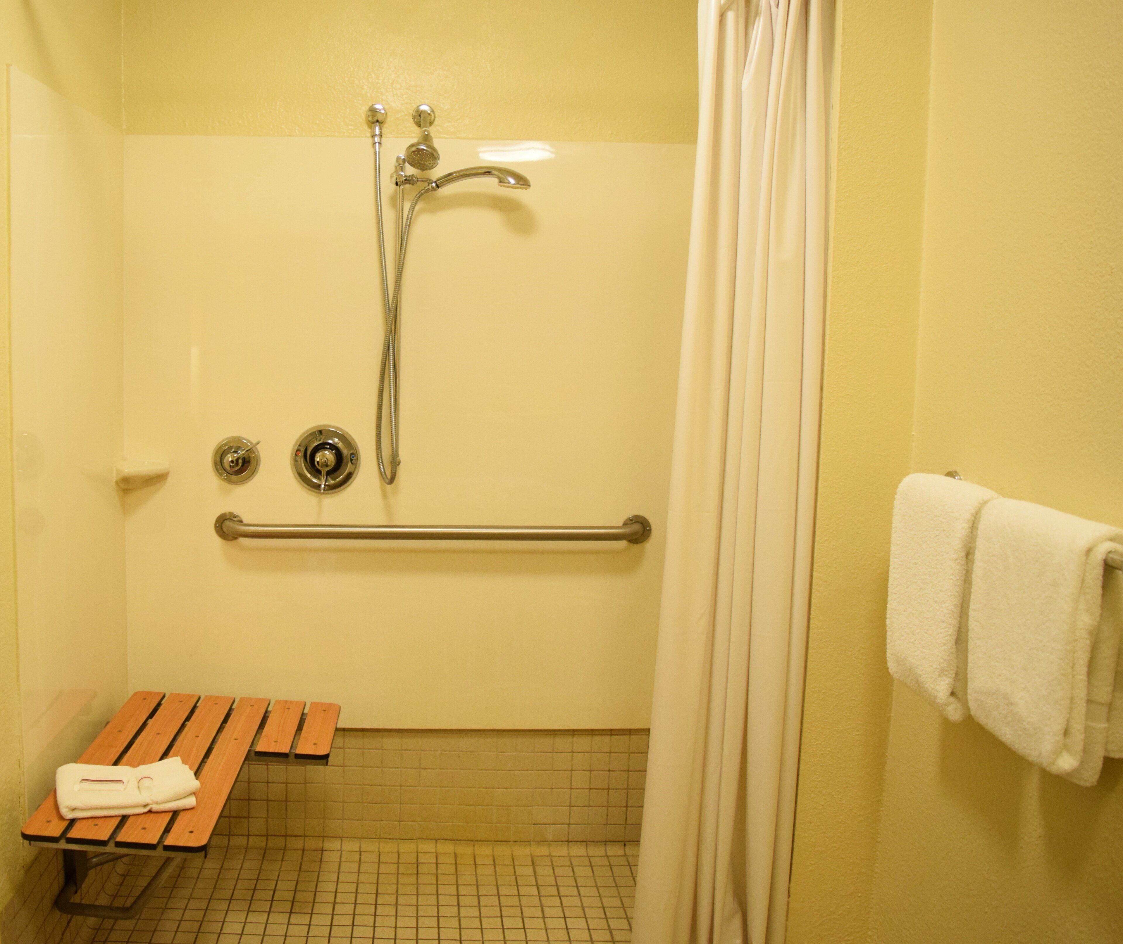 Combined shower/tub, free toiletries, towels, soap