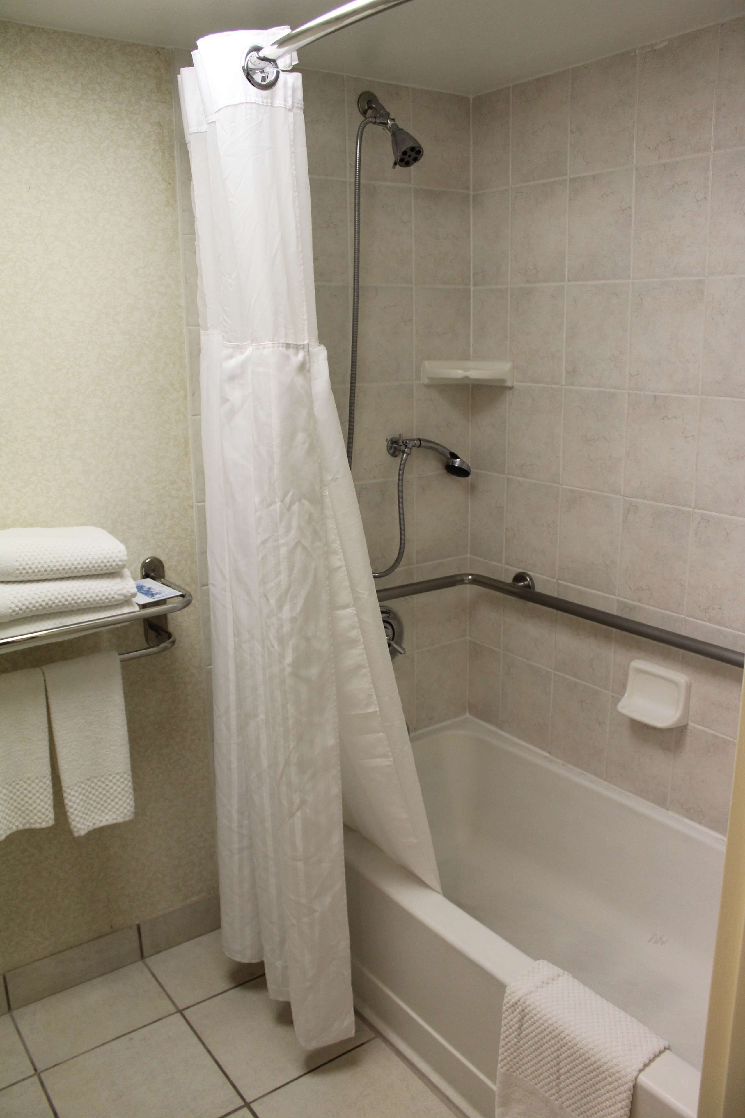 Un baño con ducha, inodoro y lavamanos.