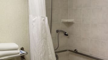 Un baño con ducha, inodoro y lavamanos.