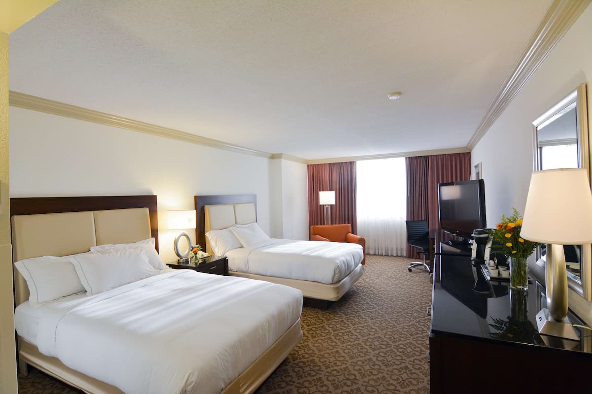 1 bedroom, Egyptian cotton sheets, premium bedding, down comforters