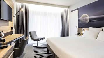 Executive Room, 1 Queen Bed | Minibar, in-room safe, desk, blackout curtains