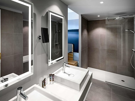 Minibar, in-room safe, desk, blackout curtains. Novotel Resort & Spa Biarritz Anglet