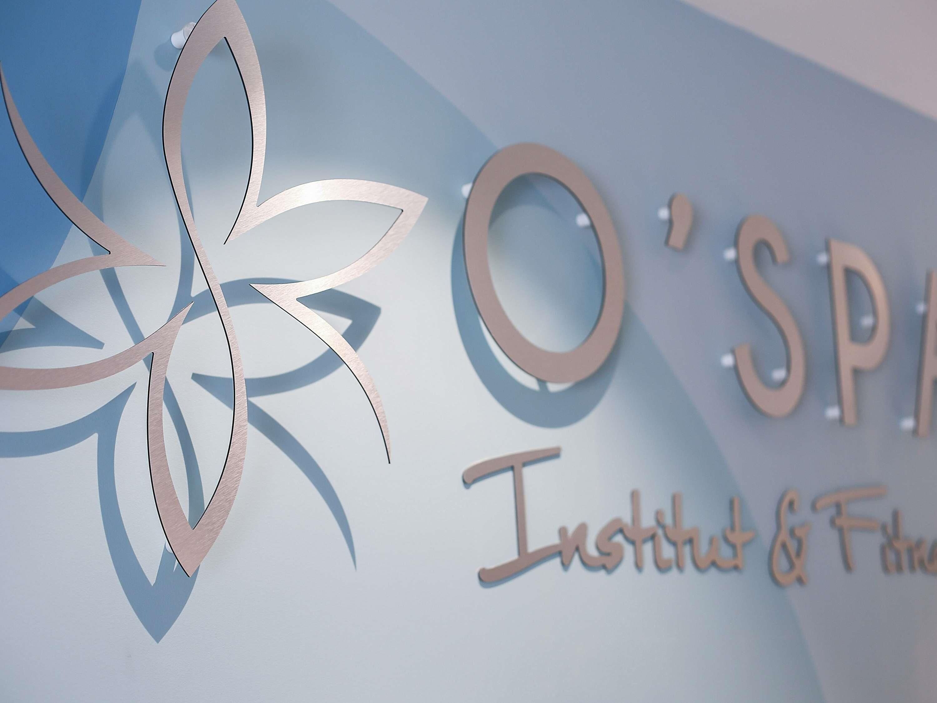 Un logo composé de formes abstraites et des mentions « O’SP » et « Institute & Fitness ».