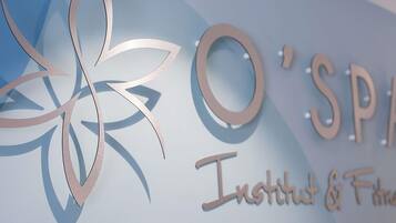 Un logo composé de formes abstraites et des mentions « O’SP » et « Institute & Fitness ».