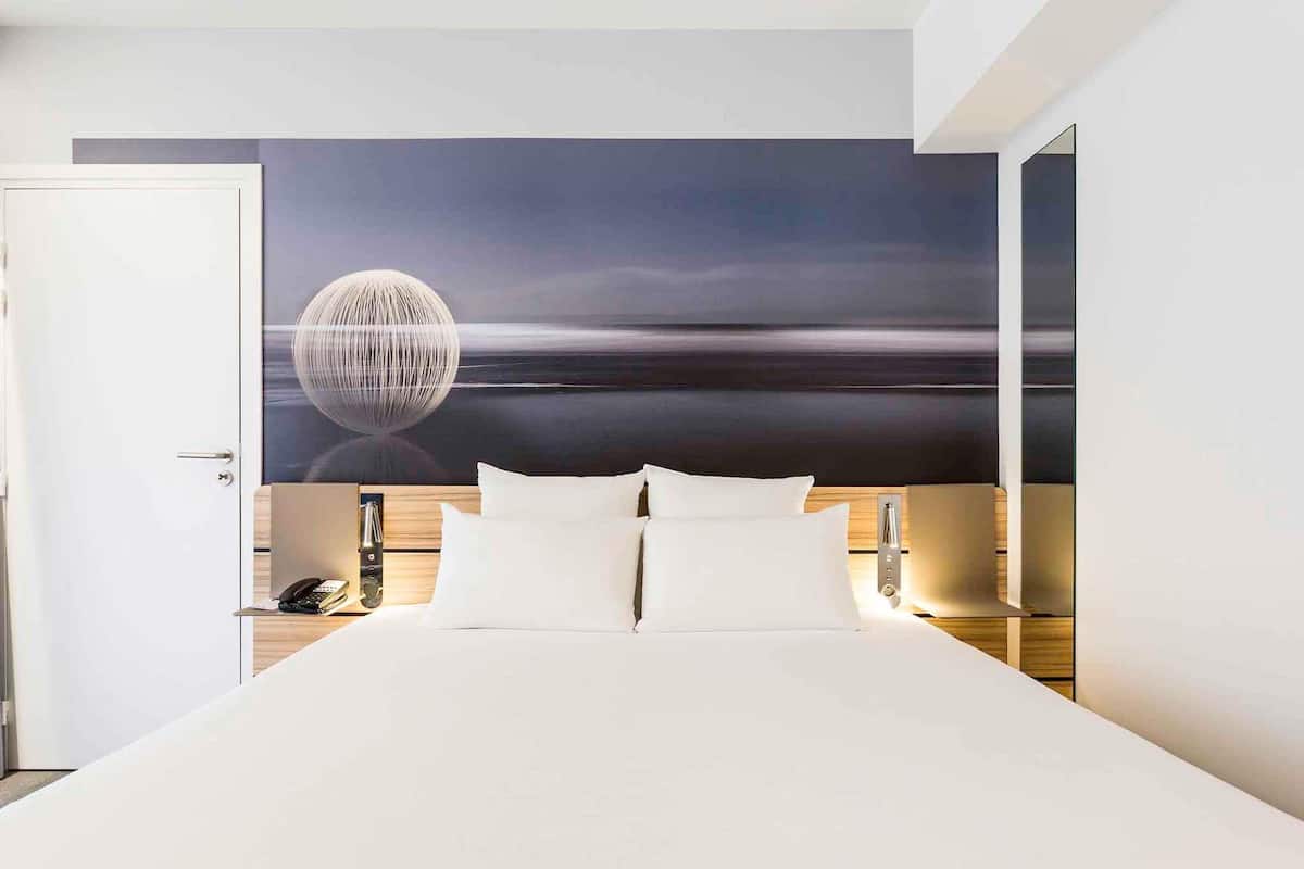 Quarto executivo, 1 cama Queen | Frigobar, cofres nos quartos, escrivaninha, cortinas blackout