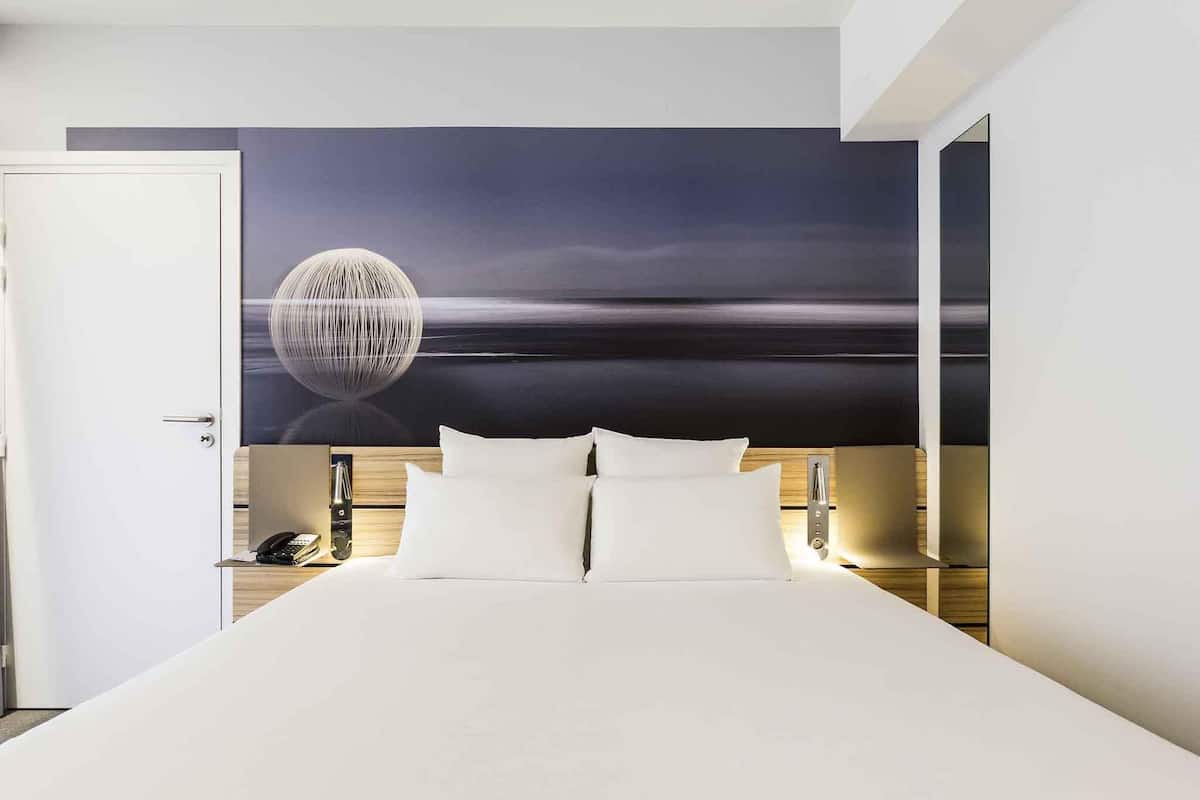 Kamar Eksekutif, 1 Tempat Tidur Queen | Minibar, brankas, meja kerja, dan tirai kedap cahaya