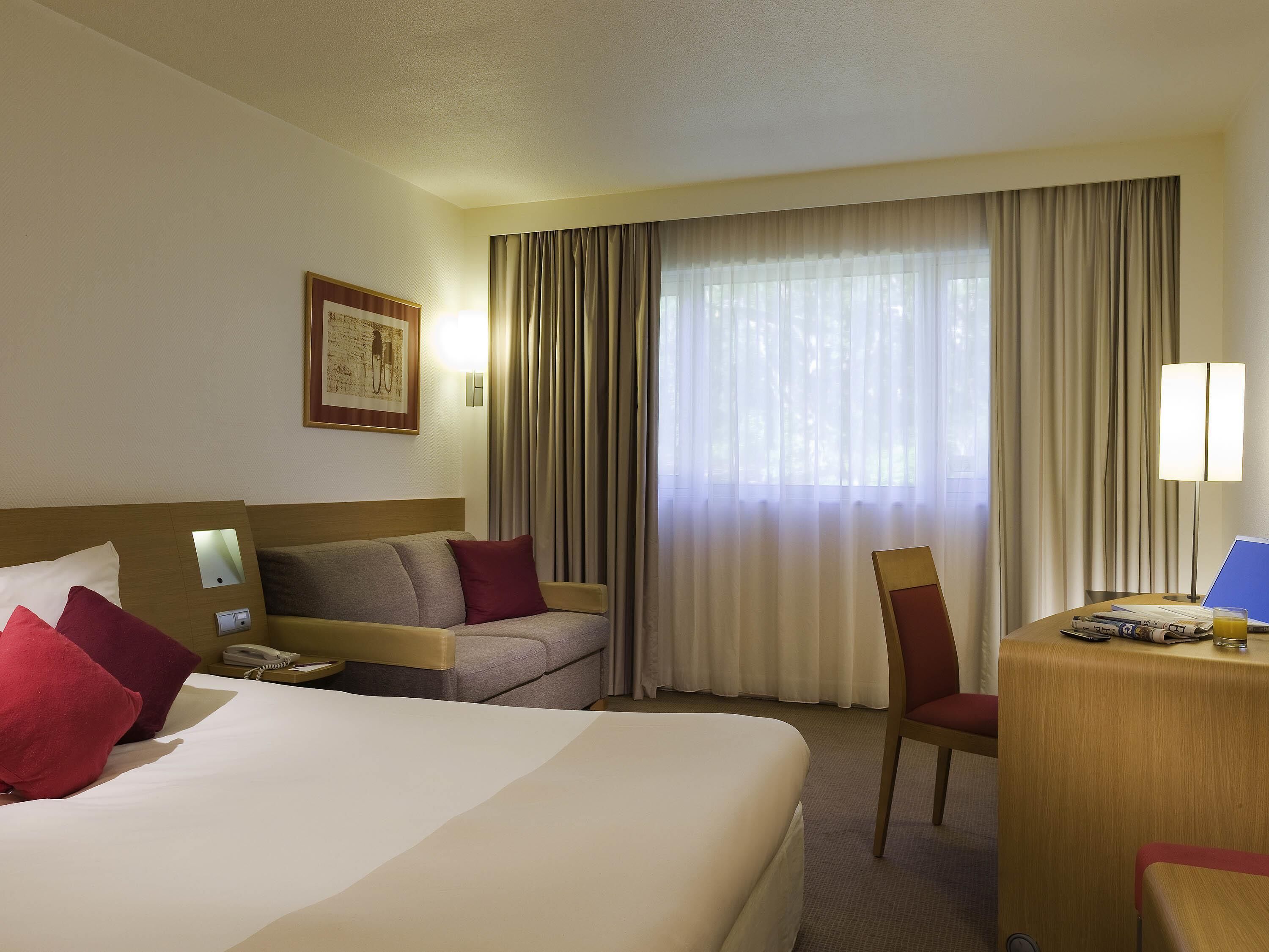 Standardzimmer, 1 Queen-Bett und Schlafsofa | Minibar, Zimmersafe, Schreibtisch, Verdunkelungsvorhänge