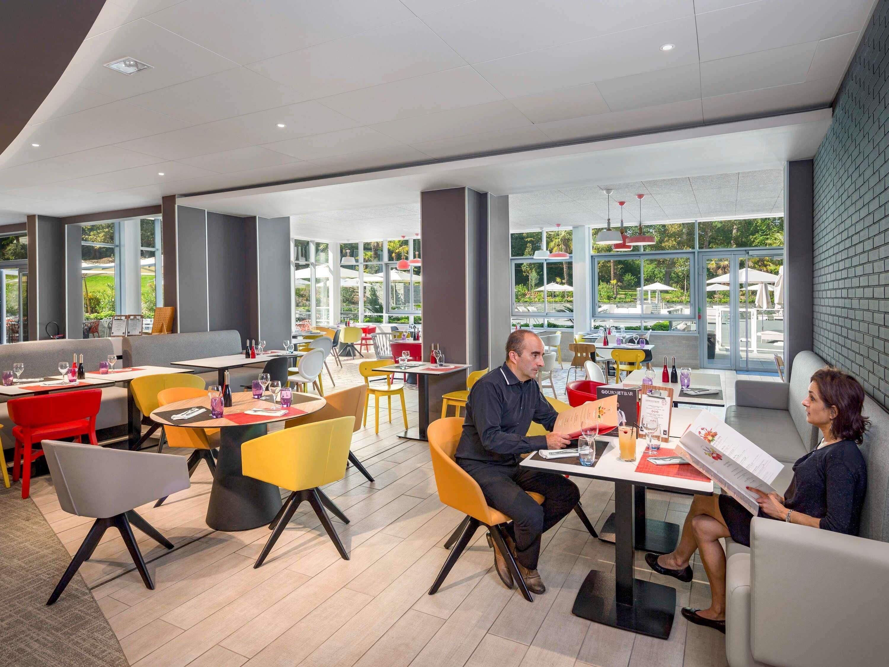 朝食、ランチ、ディナーに営業 (フランス料理、プールビュー)