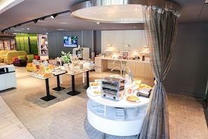 Café da manhã com buffet todos os dias (EUR 20 por pessoa)