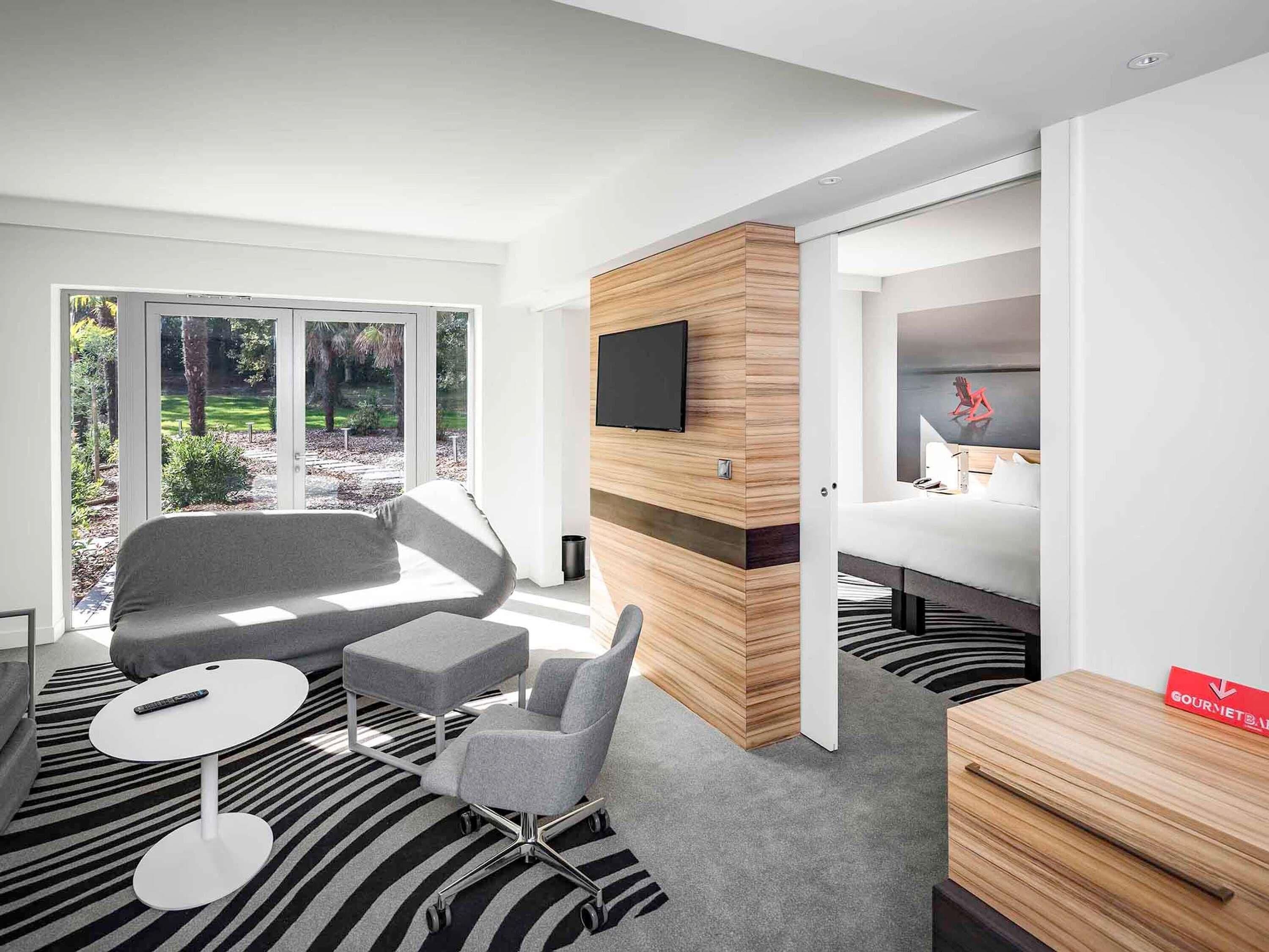 Een minibar, een kluis op de kamer, een bureau, verduisterende gordijnen