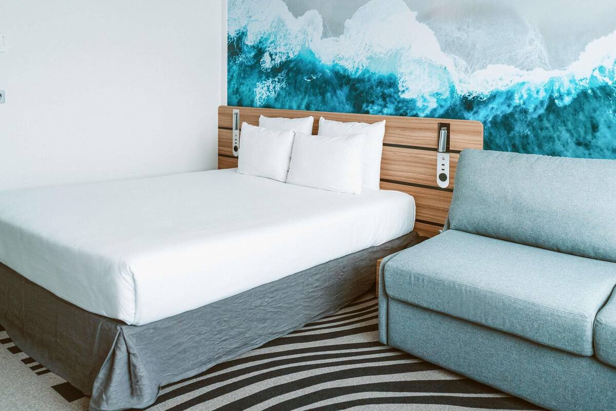 Quarto standard, 1 cama Queen e sofá-cama | Frigobar, cofres nos quartos, escrivaninha, cortinas blackout