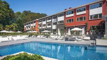 Piscine extérieure (ouverte en saison), parasols de plage