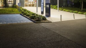 A modern building with a covered entrance, a sign for 'NOVOTEL', and a wheelchair accessibility symbol. - Novotel Resort & Spa Biarritz Anglet (Anglet)