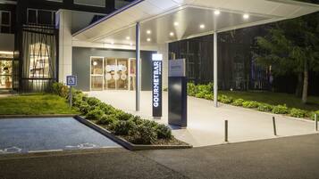 Facciata della struttura - sera/notte