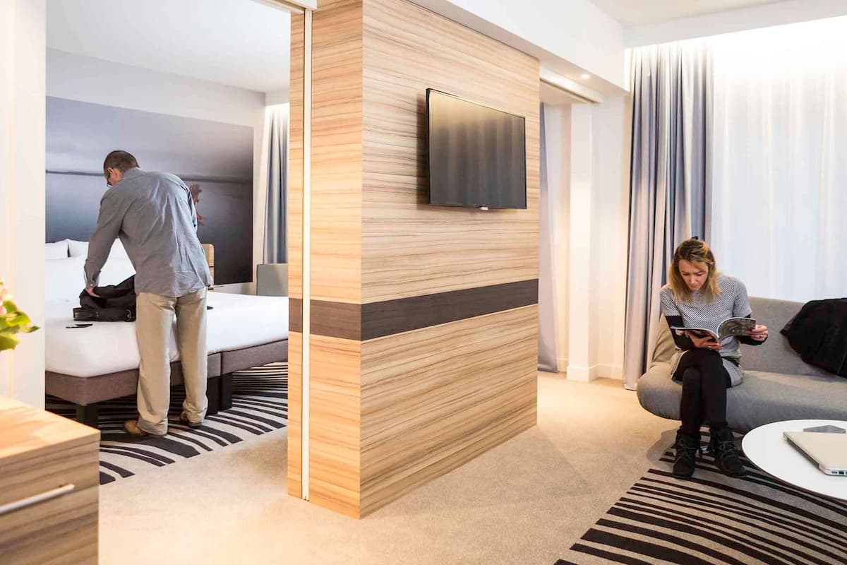 ميني بار وخزنة داخل الغرفة ومكتب وستائر تعتيم