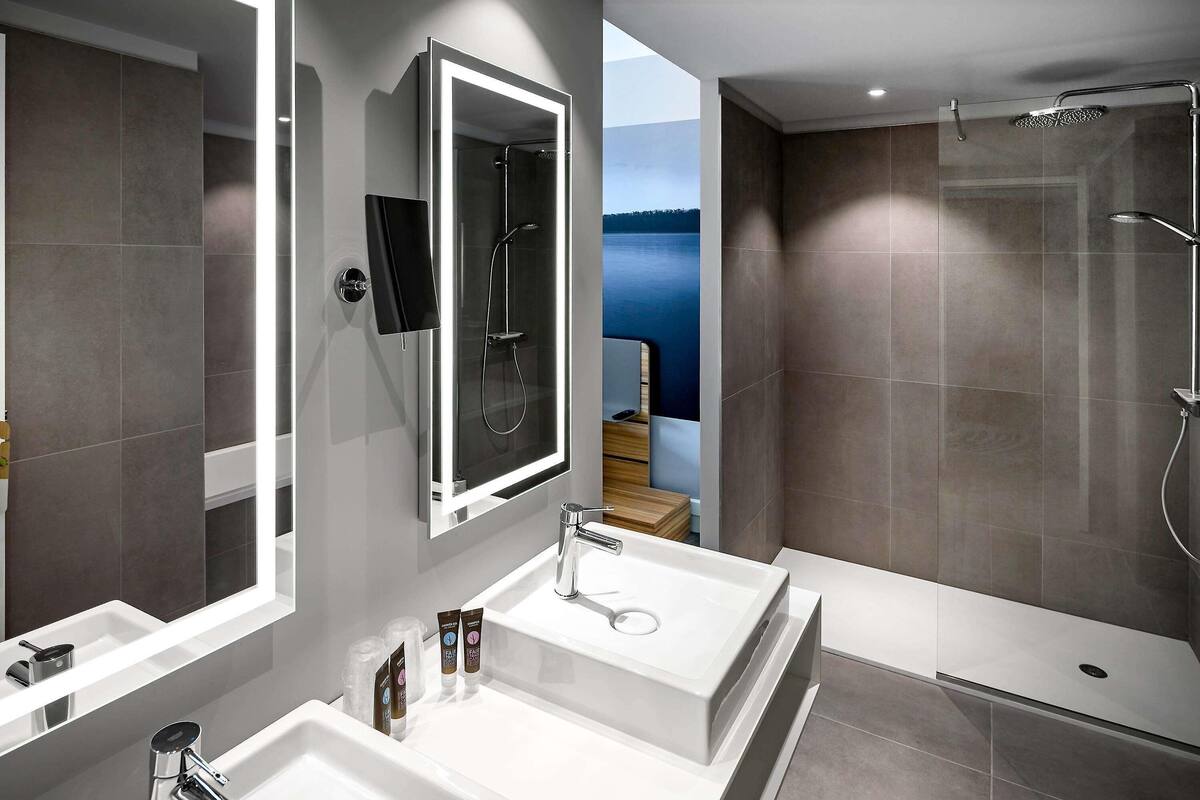 minibar, in-room safe, desk, blackout curtains