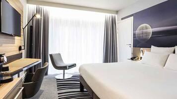 Minibar, coffres-forts dans les chambres, bureau, rideaux occultants