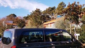A black Novotel van parked in a lot with a clear blue sky and trees in the background. - Novotel Resort & Spa Biarritz Anglet (Anglet)