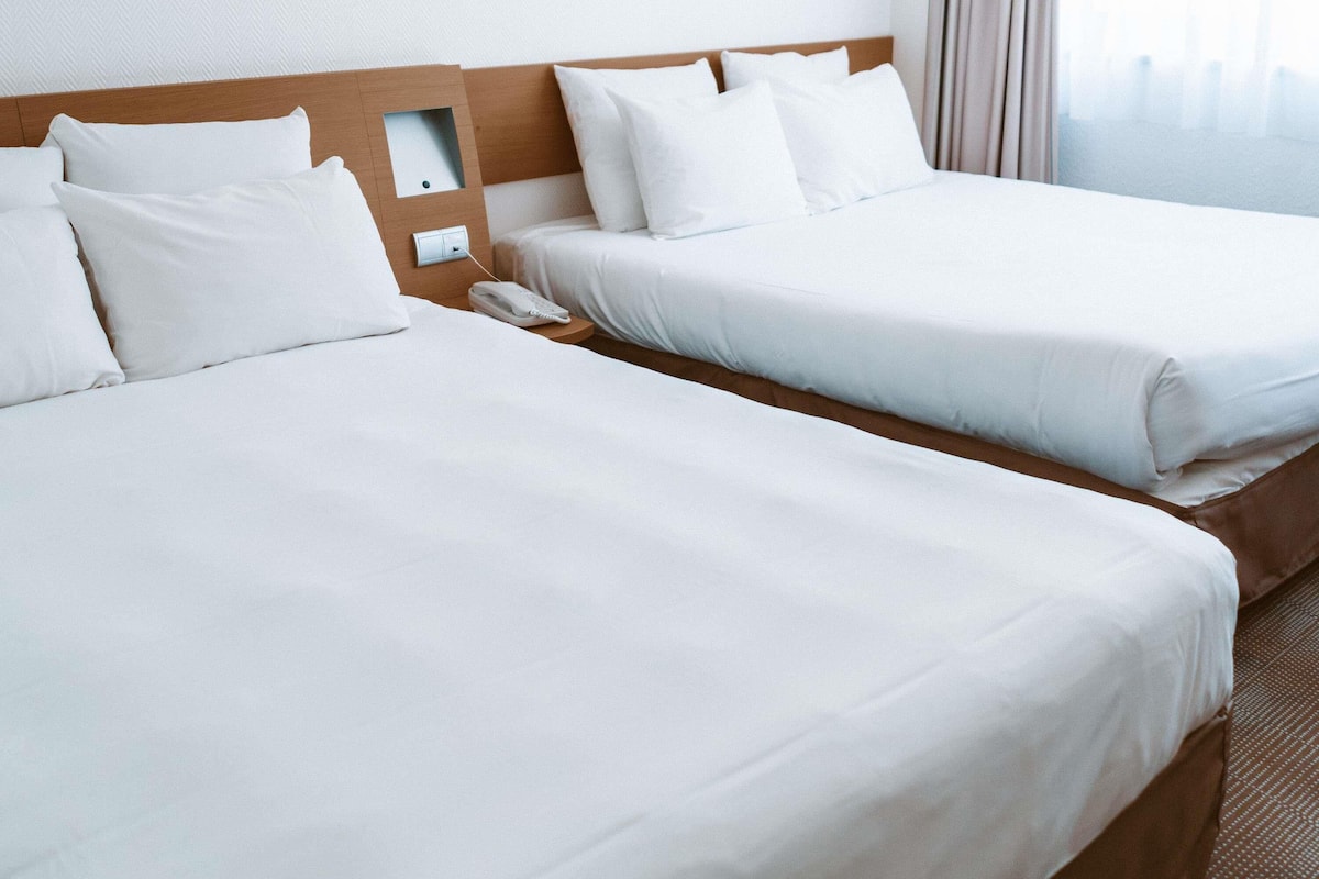 Quarto standard, 2 camas Queen | Frigobar, cofres nos quartos, escrivaninha, cortinas blackout