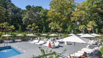 Piscine extérieure (ouverte en saison), parasols de plage