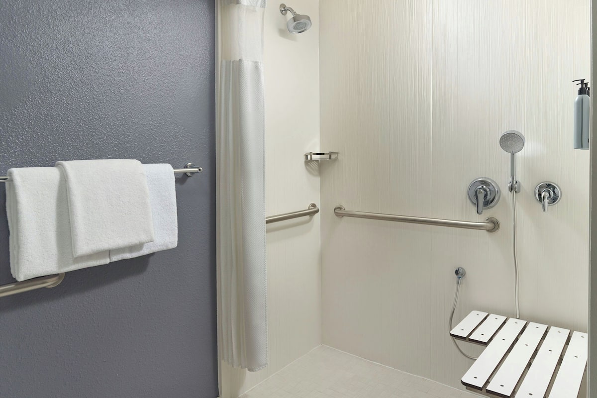 Duschwanne, kostenlose Toilettenartikel, Haartrockner, Handtücher