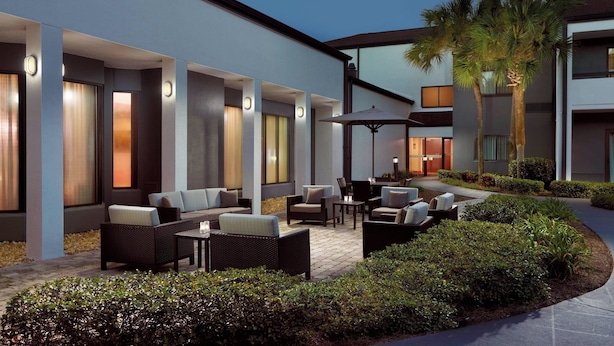 A modern outdoor lounge area with seating and a pathway. - Courtyard by Marriott Tallahassee Downtown/Capitol (Tallahassee)