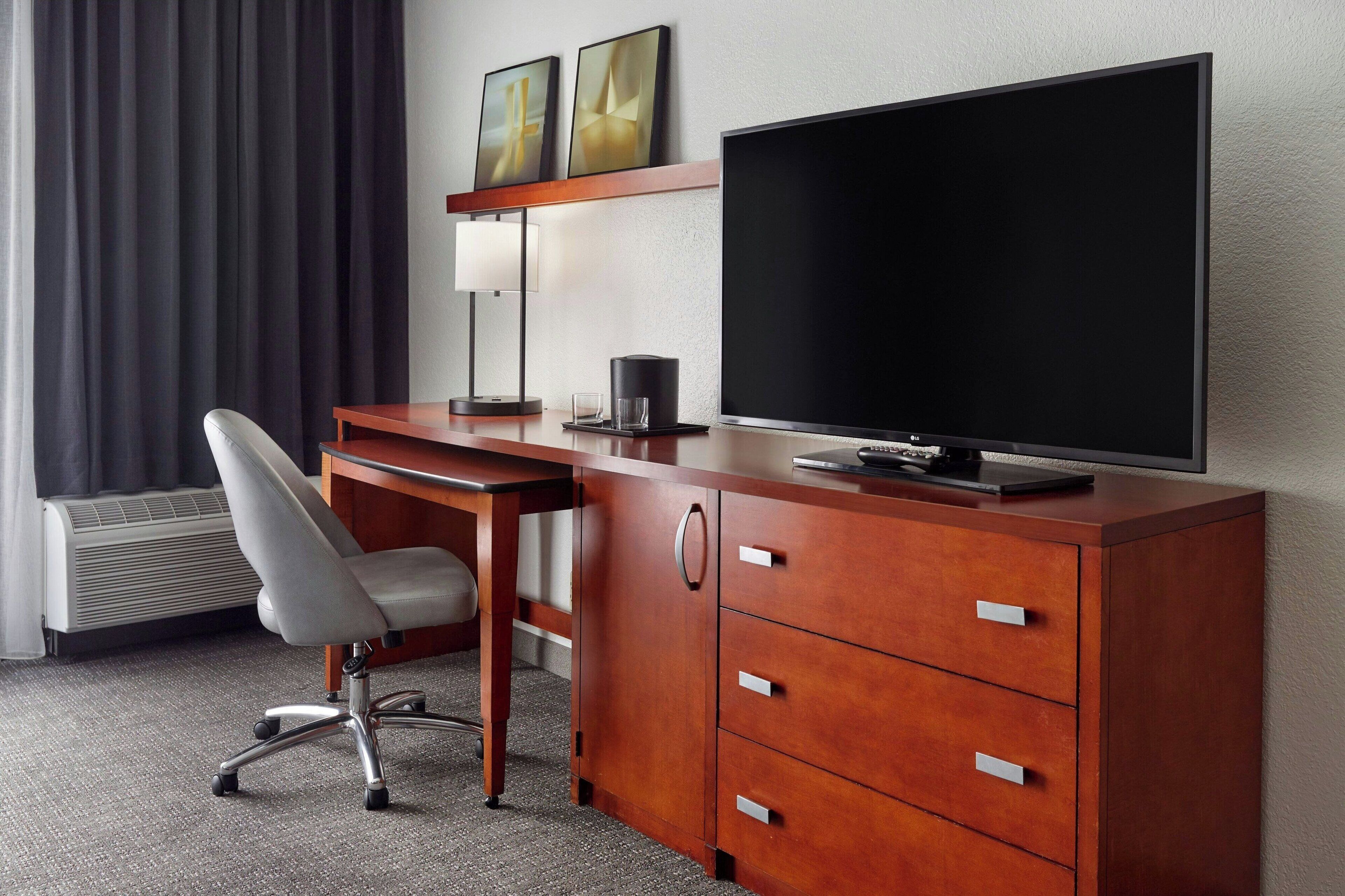 1 bedroom, premium bedding, pillow-top beds, desk