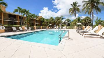 Alberca al aire libre, acceso de 08:00 a 22:00, y camastros