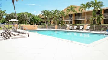 Alberca al aire libre, acceso de 08:00 a 22:00, y camastros