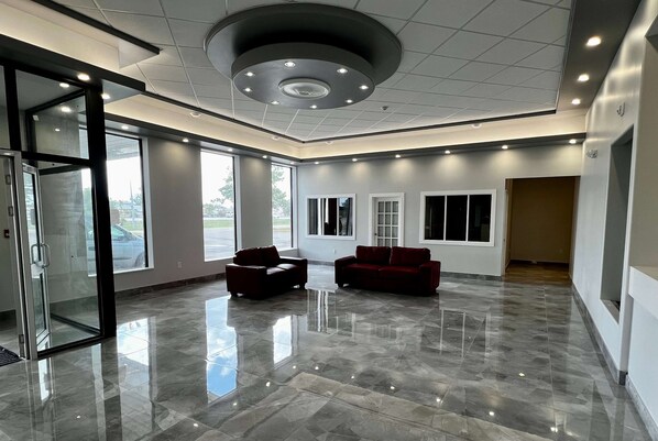 Lobby - Travelodge by Wyndham Regina (Regina)