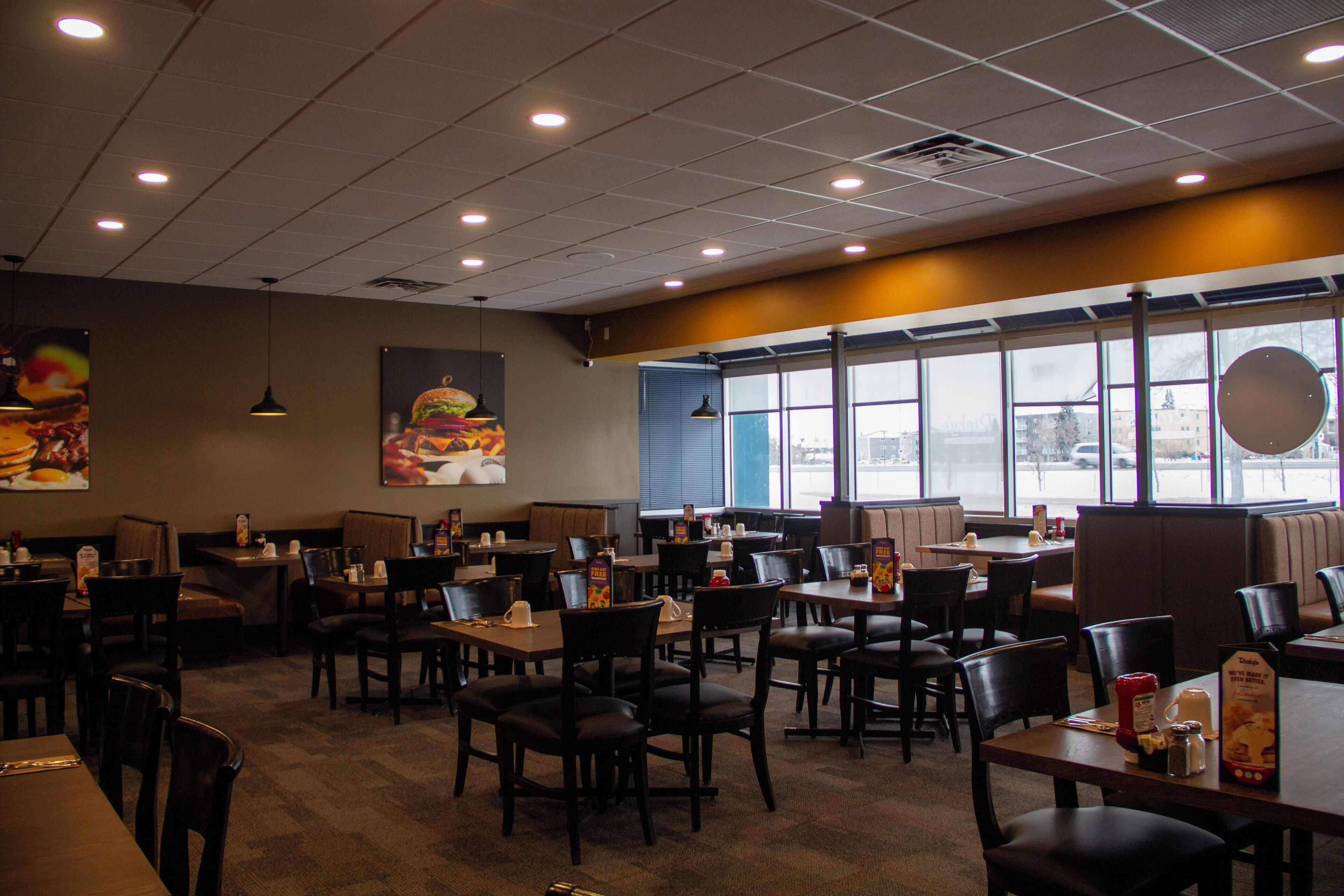 Phục vụ bữa sáng, bữa trưa và bữa tối 